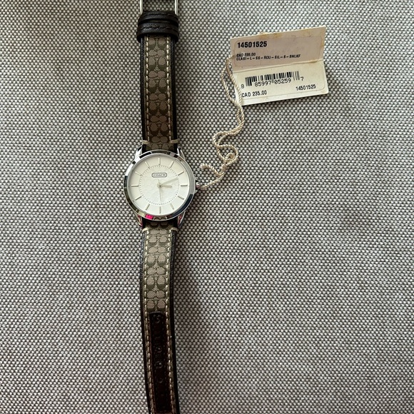 Coach Women's 14501525 Silver Leather Quartz Watch - Picture 1 of 4